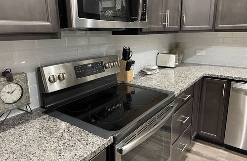 Wellborn House | SweetStay TX | Free TESLA Charging | Pond views | Walking trails