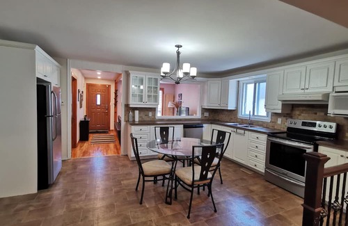 Longueuil House | Cozy Bungalow Longueuil | 3 BR | 6 pers