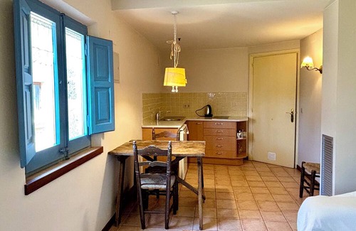 Ullastret Apartment | EL FORT DúLLASTRET, Apartment 2: Standard double room with kitchenette