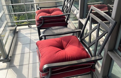 Downtown Victoria Condo | The FALLS 2-bedroom 2 bath condo in downtown Victoria next to the Empress Hotel