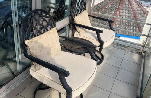 Downtown Victoria Condo | The FALLS 2-bedroom 2 bath condo in downtown Victoria next to the Empress Hotel