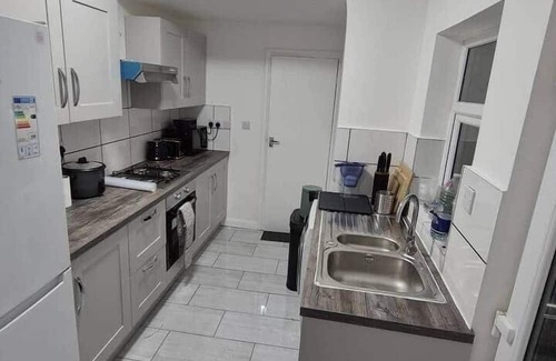 Sneinton House | City Escape: Stylish 4-bedroom house in Nottingham