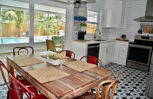 Vetter Isles Estates House | 3-bedroom tropical pool house,Near Cruise Terminals, Beaches, Disney, KSC