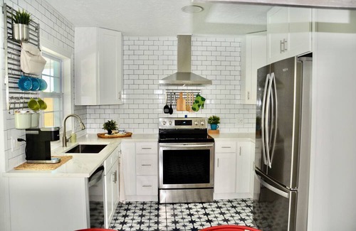 Vetter Isles Estates House | 3-bedroom tropical pool house,Near Cruise Terminals, Beaches, Disney, KSC