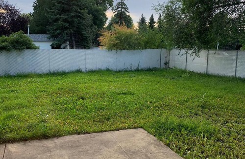 Southeast Edmonton House | Cozy Entire House with 3 Bedrooms, 2 Washrooms near the Costco & South Common!