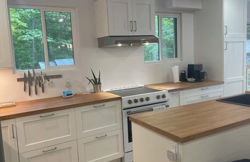 Saint-Pierre-de-l'lle-d'Orleans Ski Chalet | Renovated country home on Île d'Orléans/La Maison Blanche