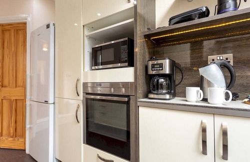 West Bridgford House | Pass the Keys | Modern Home near Trent Bridge|Notts County FC