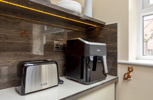 West Bridgford House | Pass the Keys | Modern Home near Trent Bridge|Notts County FC