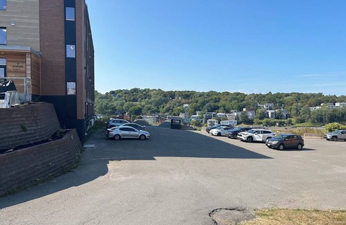 Saint John Apartment | Modern 1–BR Apartment near St. Joseph’s Hospital, Walk to Uptown, AC & Parking
