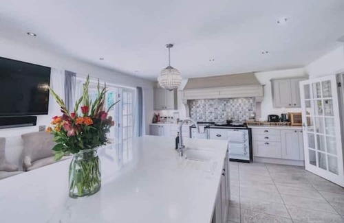 Earls Barton House | Stylish Country House with Spa – Sleeps 10