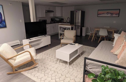 Mendenhaven Apartment | Ranger's Manor, a Peaceful Haven near the Glacier