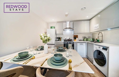 Rushmoor District Apartment | Brand New | Town Center | FREE WiFi | 58 Inch TV