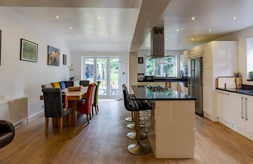 Moseley House | Spacious 4BR Home in Moseley Village, near City Centre