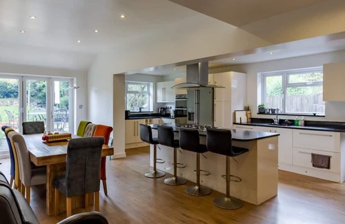 Moseley House | Spacious 4BR Home in Moseley Village, near City Centre
