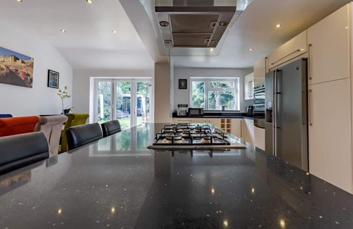 Moseley House | Spacious 4BR Home in Moseley Village, near City Centre
