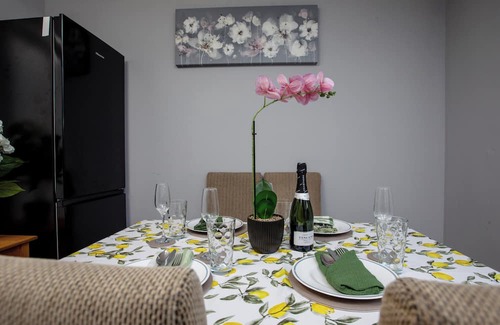 Sheffield House | House -Sleeps 8, parking, suitable for contractors