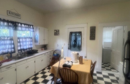 Fitzgerald House | 3 bedroom home in downtown Fitzgerald. Nice quiet neighborhood. Fenced backyard