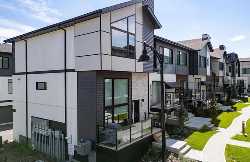 Southwest Edmonton House | Master Bedroom with Ensuite Bathroom close to Edmonton Airport!
