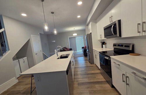 Southwest Edmonton House | Master Bedroom with Ensuite Bathroom close to Edmonton Airport!