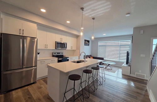 Southwest Edmonton House | Master Bedroom with Ensuite Bathroom close to Edmonton Airport!