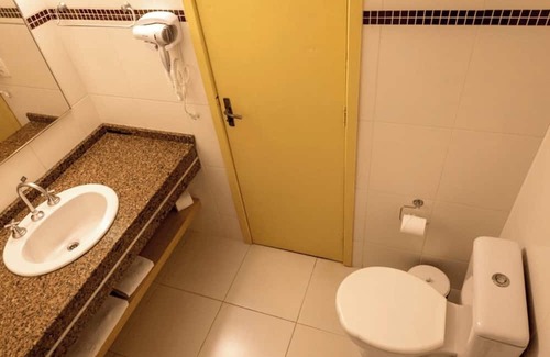 Foz do Iguacu City Centre Hotel | Lovebirds’ Hideaway-Explore Together: Spacious Double Room Near Attractions