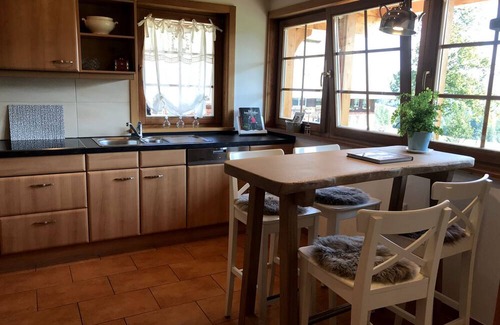 Hinterzarten Apartment | Holiday Apartment 'Hirschsprung' with Mountain View, Private Terrace and Wi-Fi