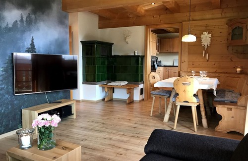 Hinterzarten Apartment | Holiday Apartment 'Hirschsprung' with Mountain View, Private Terrace and Wi-Fi