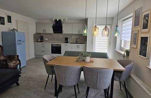 Muensingen Apartment | Apartment 'Alb-Apfel' with Private Terrace, Shared Garden and Wi-Fi