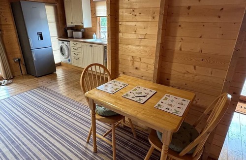 Waterlooville Cabin | Rustic Log Cabin Hideaway – Romantic Couples’ Retreat in South Downs
