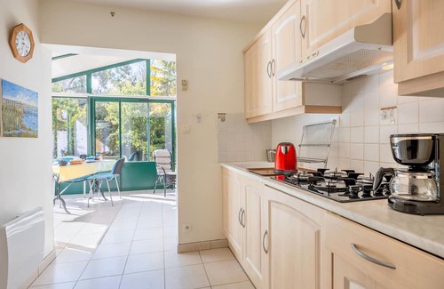 Challans House | Holiday Home 'Du Peintre' with Private Terrace, Wi-Fi and Air Conditioning