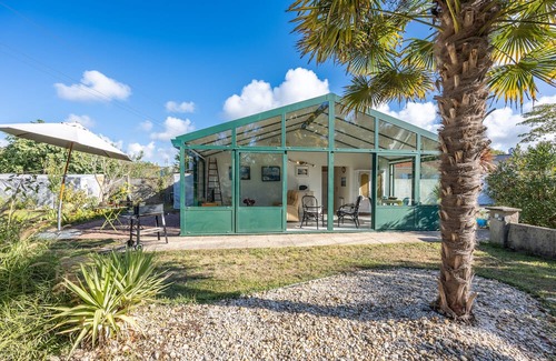 Challans House | Holiday Home 'Du Peintre' with Private Terrace, Wi-Fi and Air Conditioning