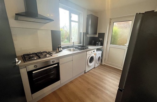 Cosham Apartment | Modern 3-Bed | Home Near QA Hospital | Sleeps 7