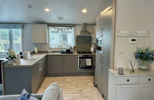 Yaxham Cabin | Beautiful lakeside Lodge in tranquil setting