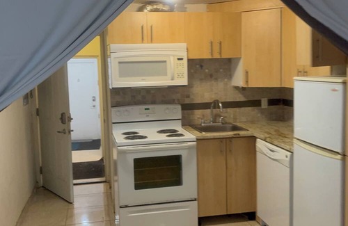 Milton Park Apartment | Fully furnished studio apartment for rent 500 meters away from McGill university