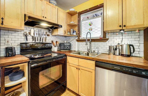 Columbia City Apartment | Explore Seattle! Charming Apt w/Private Deck