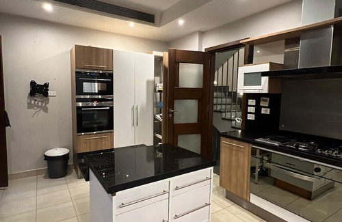 Giza Governorate Villa | Fabulous 5-bedroom villa with AC in Giza Governorate