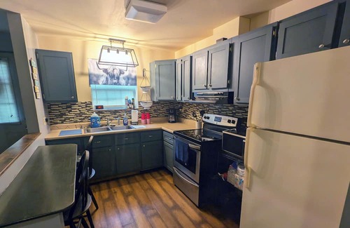 Howard House | Charming 2-bedroom house in Blanchard with AC
