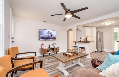 Palm Harbor Cottage | Enchanting cottage with AC in Palm Harbor - 2 bedrooms, 1 bathroom & hot tub