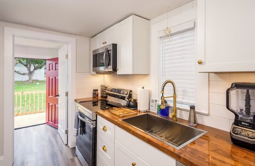 Palm Harbor Cottage | Enchanting cottage with AC in Palm Harbor - 2 bedrooms, 1 bathroom & hot tub
