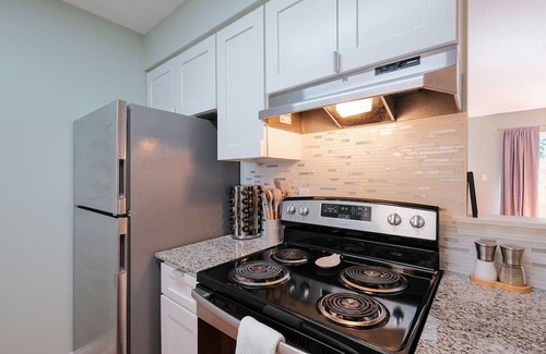 Ferry Pass Condo | Bright & Comfortable Retreat for up to 7 + a baby, Close to Everything!