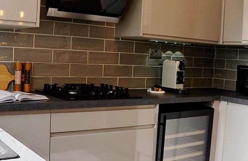 Weston on Trent House | Elite Unseen Suites! Home that offers a balance of comfort, style & convenience.