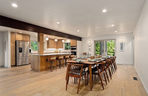Grants Pass House | King Beds/River/Hot Tub/Pool/BBQ/Full Kitchen/New!