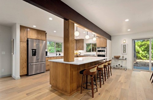 Grants Pass House | King Beds/River/Hot Tub/Pool/BBQ/Full Kitchen/New!