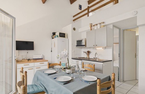 Saint-Vincent-sur-Jard Ski Chalet | Shared swimming pool, terrace, house for 5