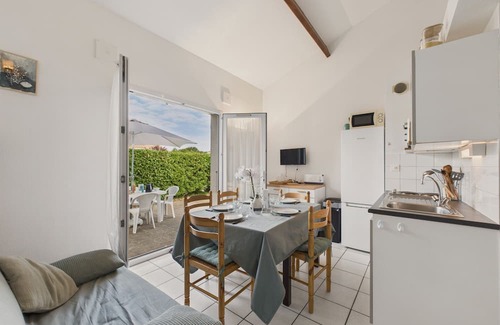 Saint-Vincent-sur-Jard Ski Chalet | Shared swimming pool, terrace, house for 5