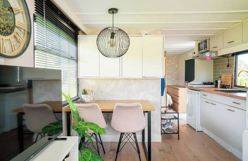 Municipality of Heerhugowaard Ski Chalet | Cozy mobile home near the beach & charming towns