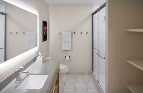 Macomb Hotel | Bright Studio with Kitchen Perfect for Family Travelers with Swimming Pool