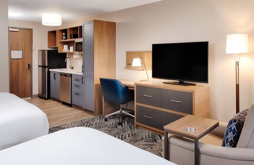 Macomb Hotel | Bright Studio with Kitchen Perfect for Family Travelers with Swimming Pool