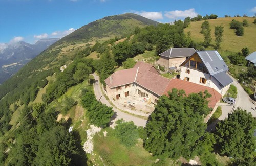 Les Cotes de Corps Bed & Breakfast | Bed and Breakfast 'La Chambre De L'Obiou 1' with Lake View, Shared Garden and Wi-Fi