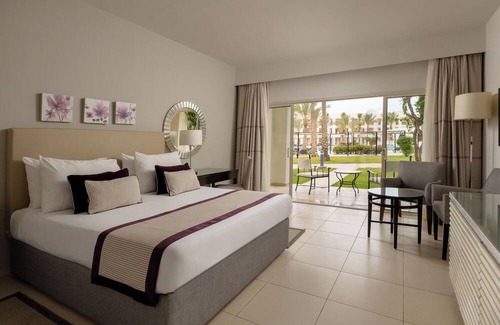 Marsa Matruh Hotel | Stylish Ground Floor Room 3 Min Away from Almaza's Golden Sands - Free Breakfast